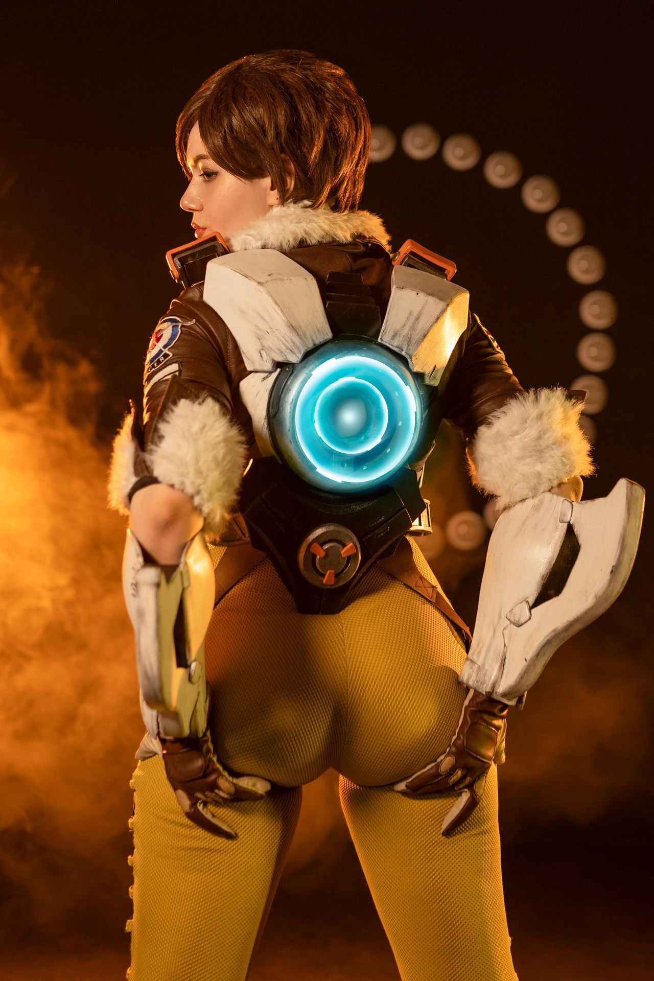 Косплей Lena Oxton более известной как Tracer из дилогии Overwatch от Alina Becker