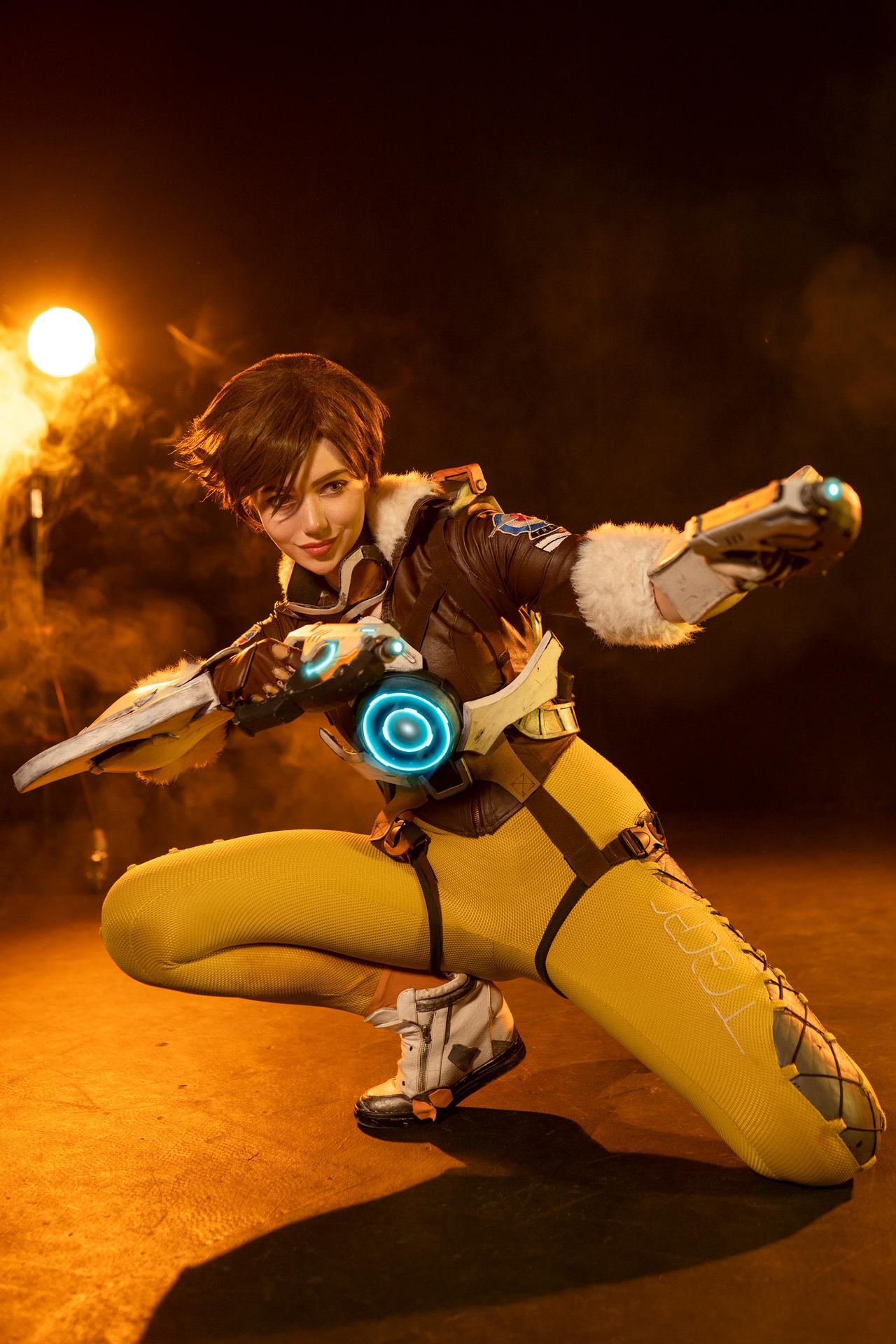 Косплей Lena Oxton более известной как Tracer из дилогии Overwatch от Alina Becker