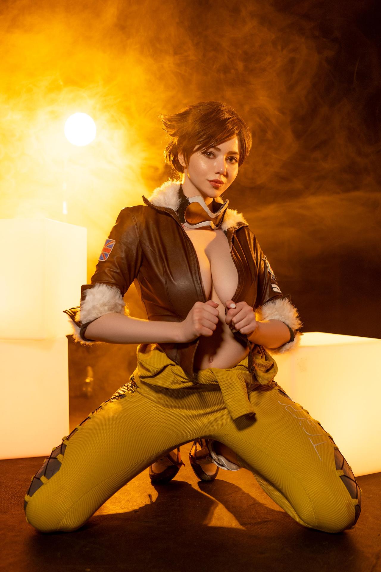 Косплей Lena Oxton более известной как Tracer из дилогии Overwatch от Alina Becker