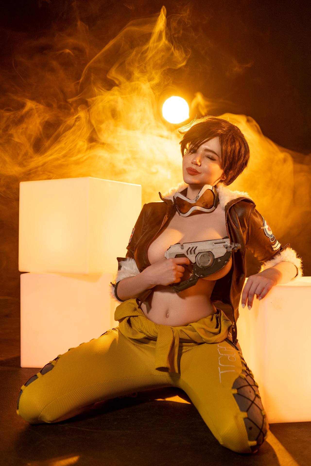 Косплей Lena Oxton более известной как Tracer из дилогии Overwatch от Alina Becker