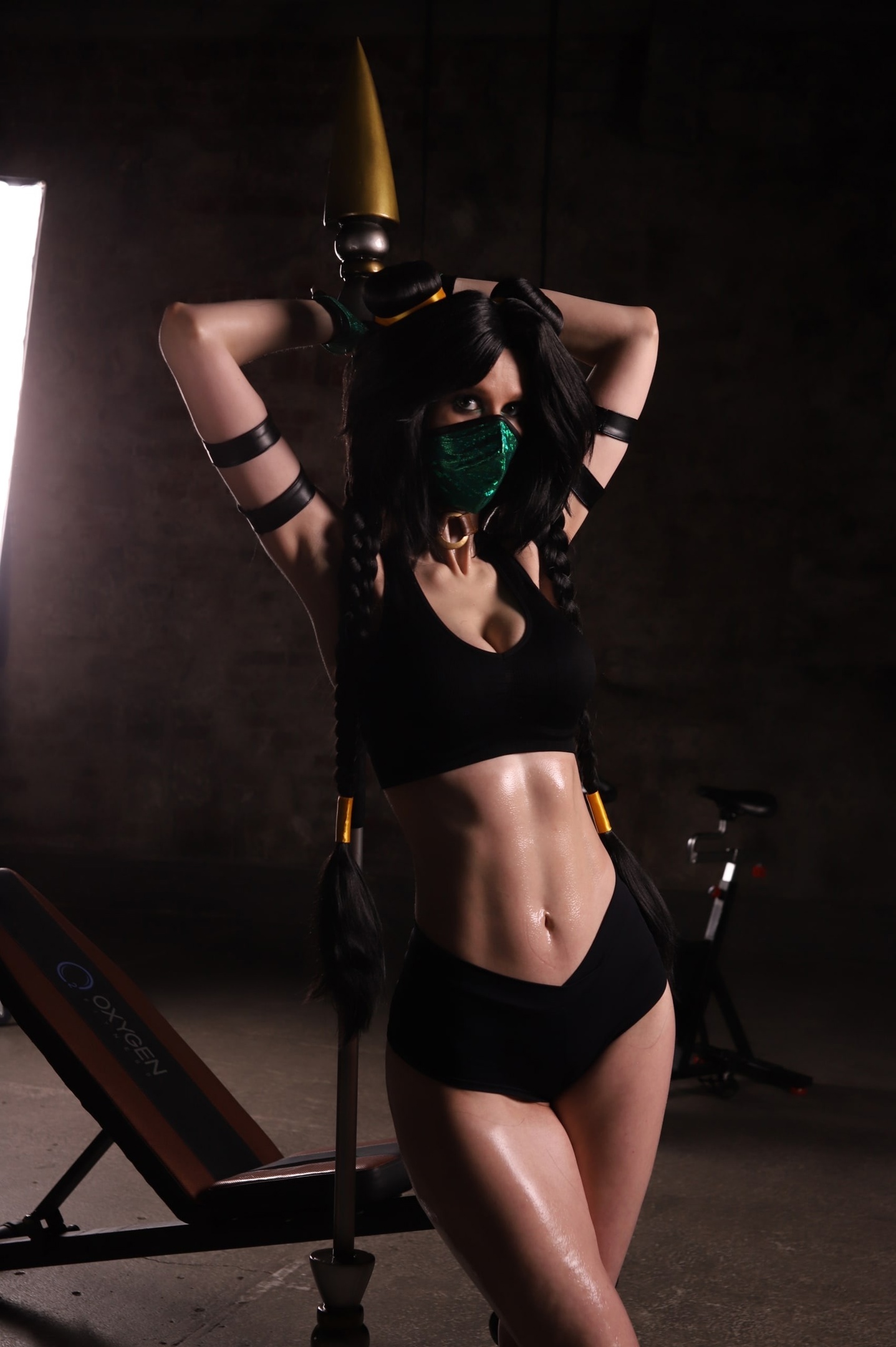 Косплей охранницы Jade из серии файтингов Mortal Kombat от KittiLittl