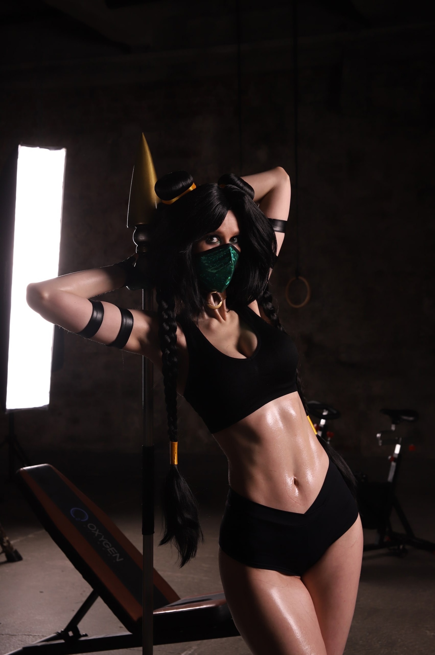 Косплей охранницы Jade из серии файтингов Mortal Kombat от KittiLittl