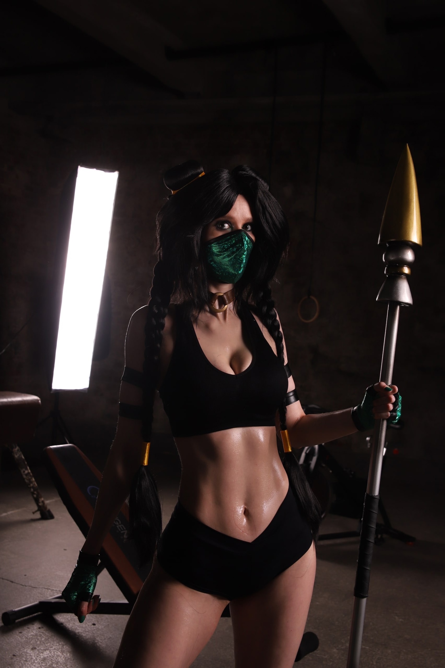 Косплей охранницы Jade из серии файтингов Mortal Kombat от KittiLittl