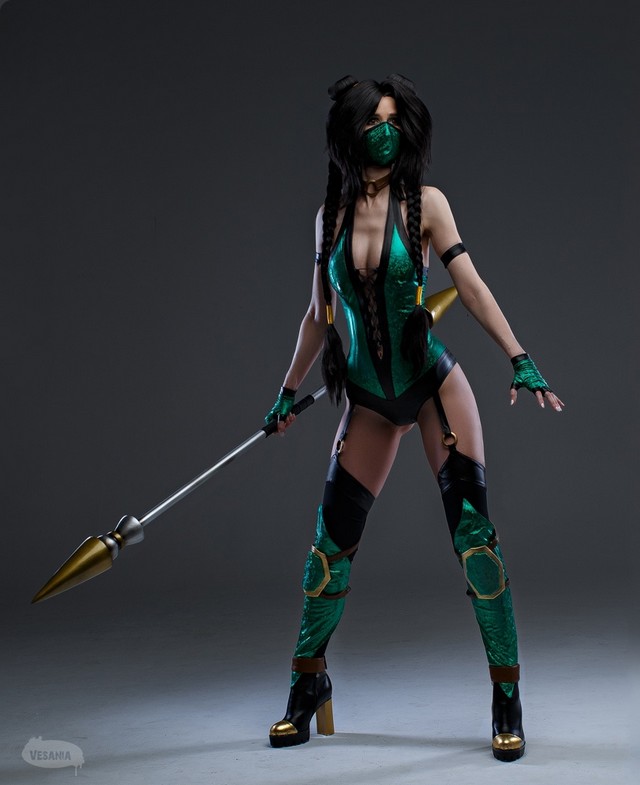 Косплей охранницы Jade из серии файтингов Mortal Kombat от KittiLittl