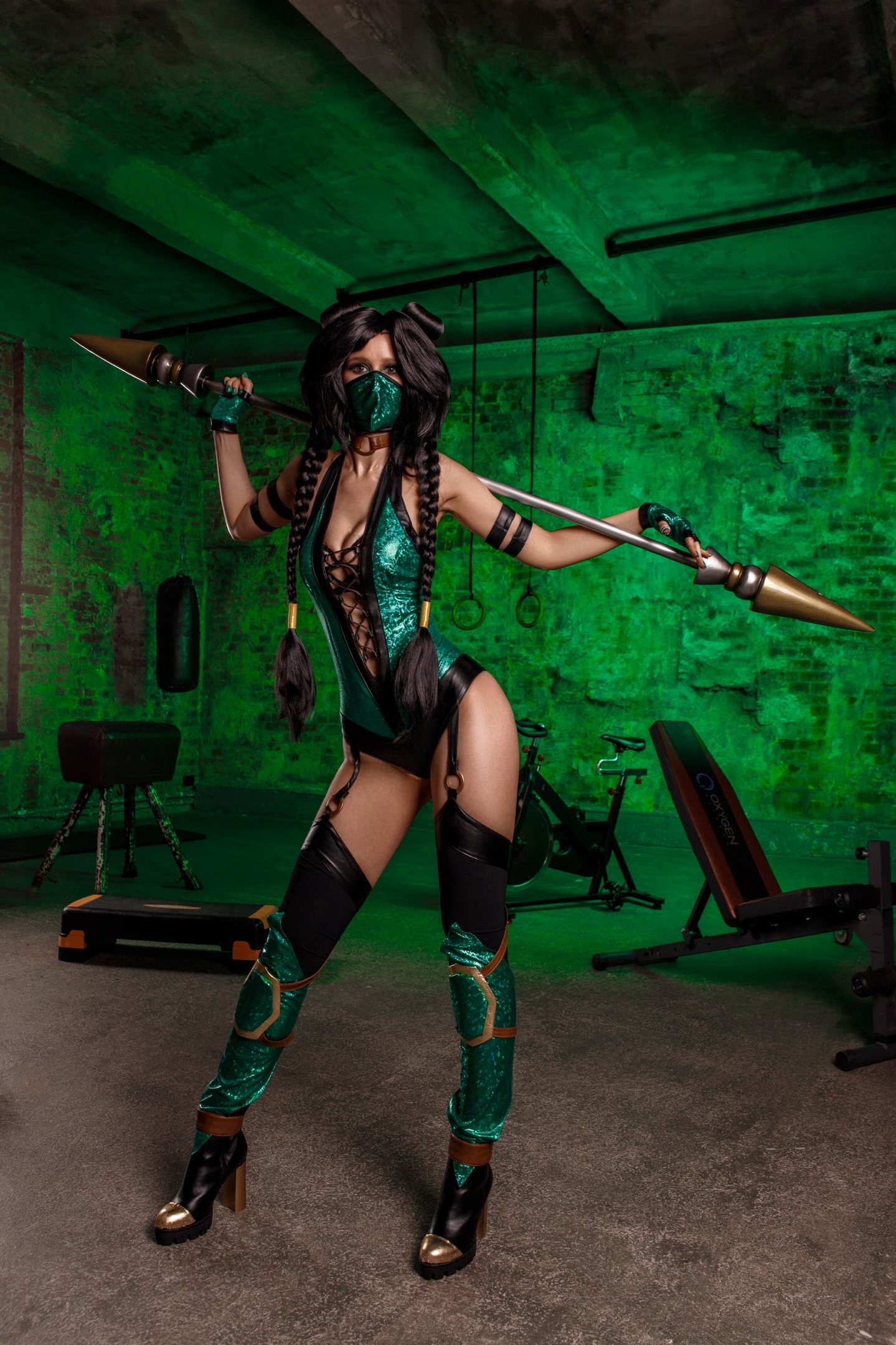 Косплей охранницы Jade из серии файтингов Mortal Kombat от KittiLittl