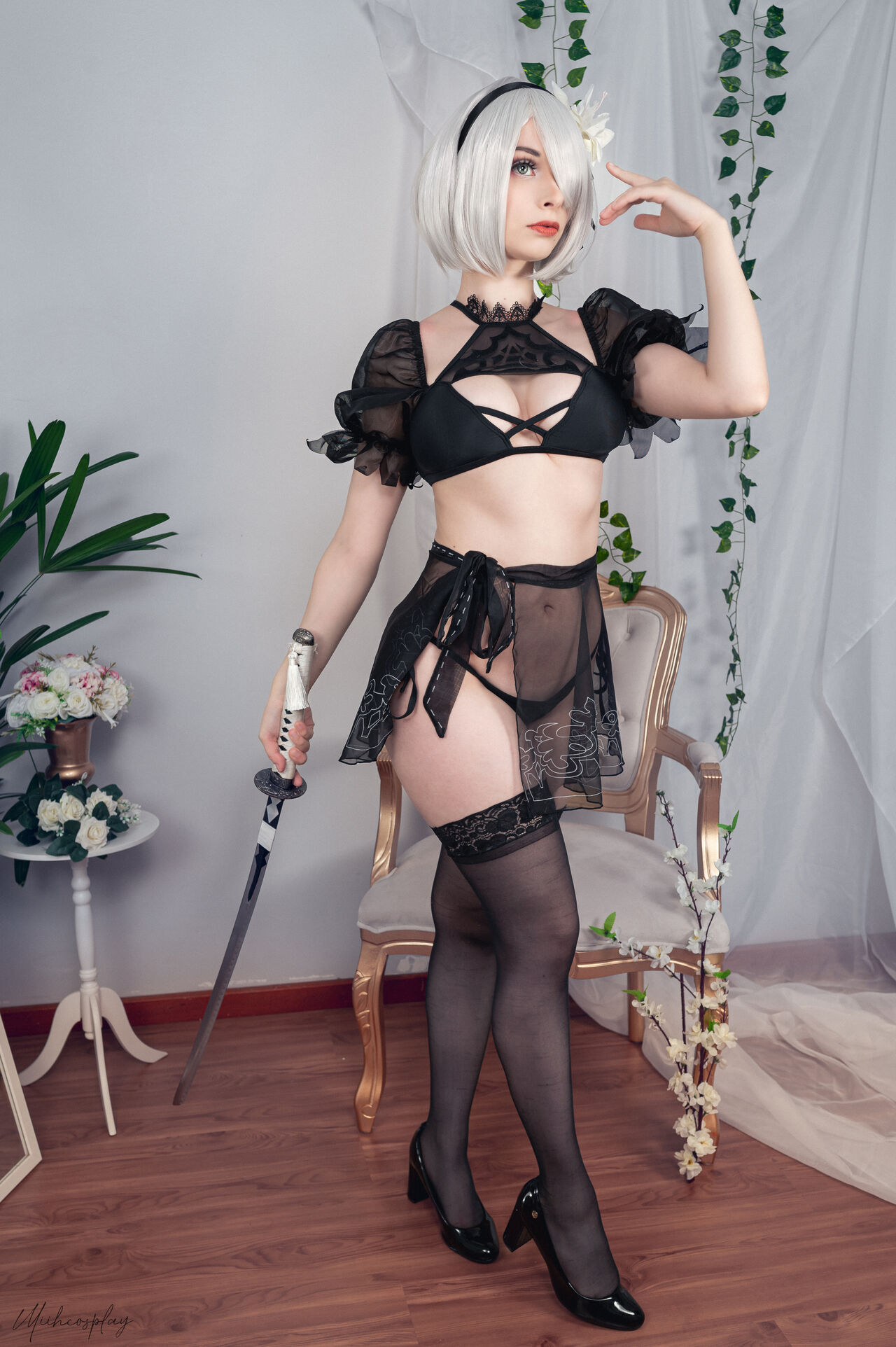Косплей робобабы 2B в бикини из NieR: Automata от Miih