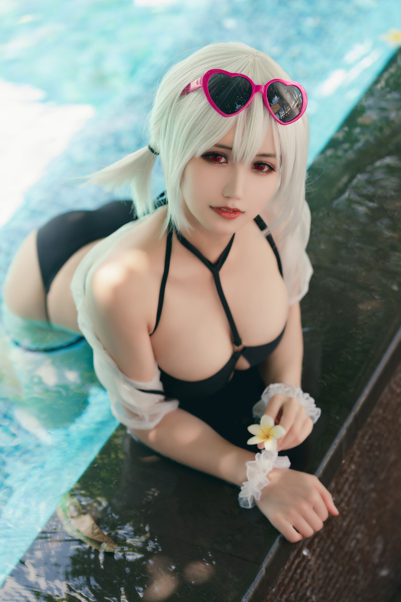 Косплей старшой горничной Sirius в купальнике из Azur Lane от KokuraChiyo