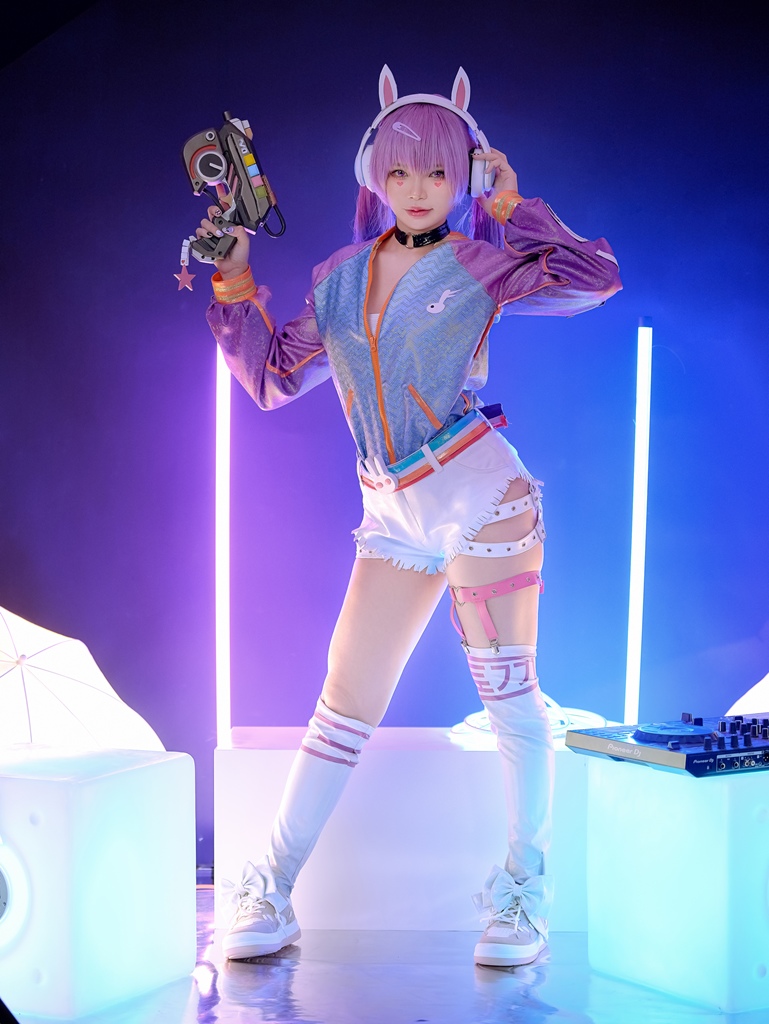 Косплей D.Va в скине EDM из Overwatch от ZinieQ