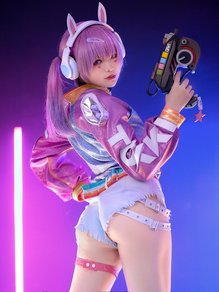 Косплей D.Va в скине EDM из Overwatch от ZinieQ