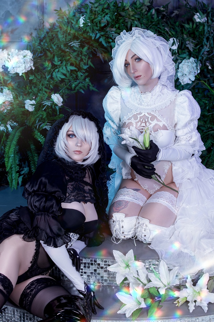 Косплей двух 2b в откровенных свадебных нарядах из Nier Automata от Agflower и Sevir 2
