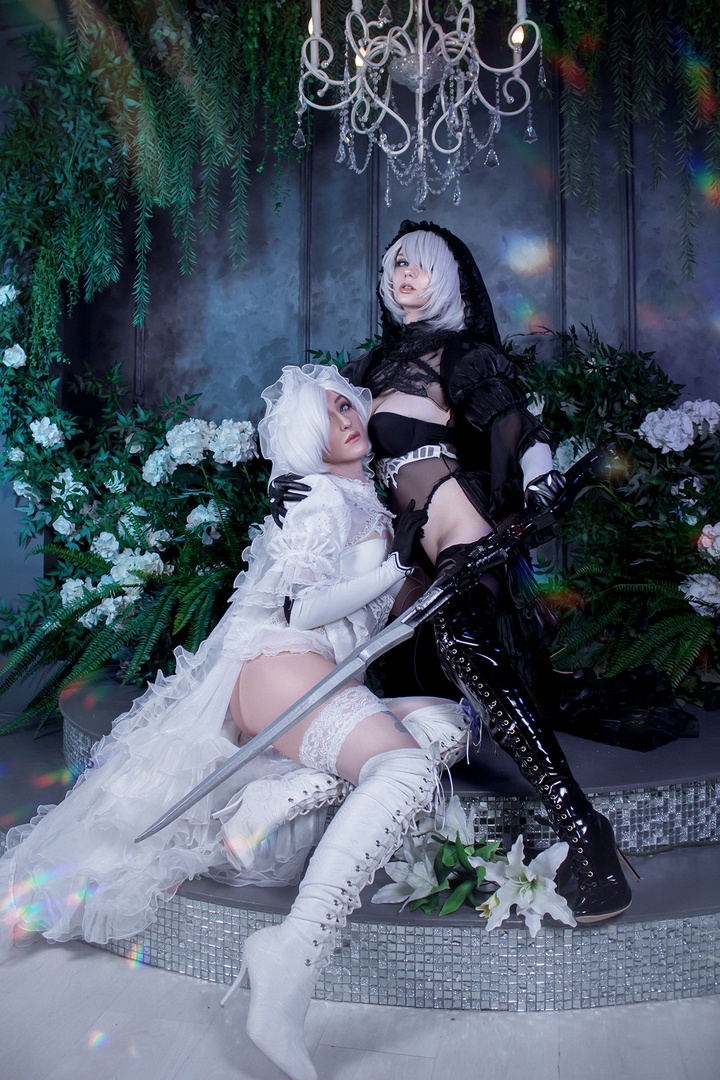 Косплей двух 2b в откровенных свадебных нарядах из Nier Automata от Agflower и Sevir 6