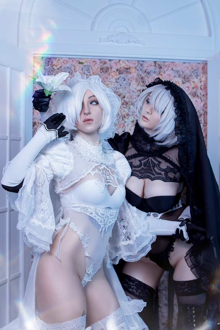 Косплей двух 2b в откровенных свадебных нарядах из Nier Automata от Agflower и Sevir 7