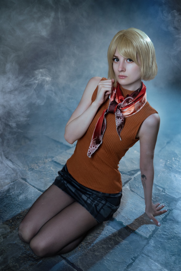 Косплей девчонок Ada Wong и Ashley из Resident Evil 4 от Red Saya и Mnbn A 11