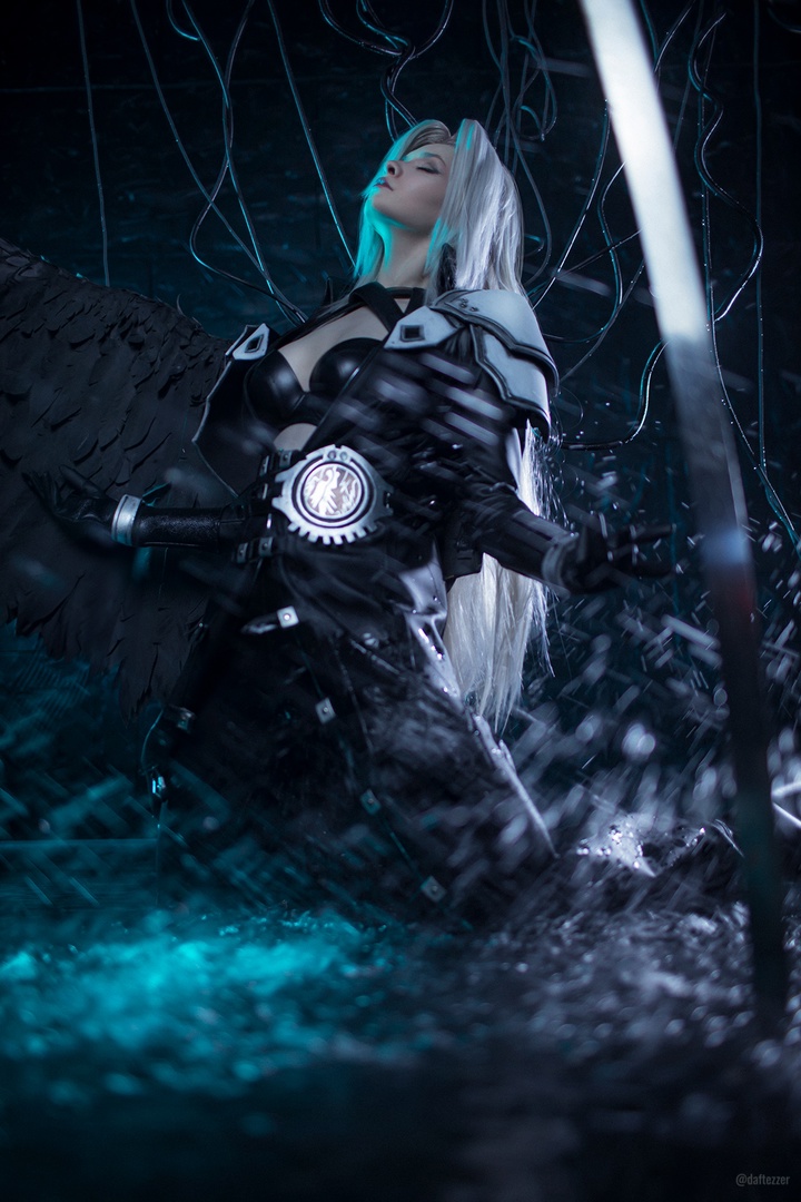Косплей фем версии Sephiroth из культовой Final Fantasy Vii от Zuza Cosplay 2