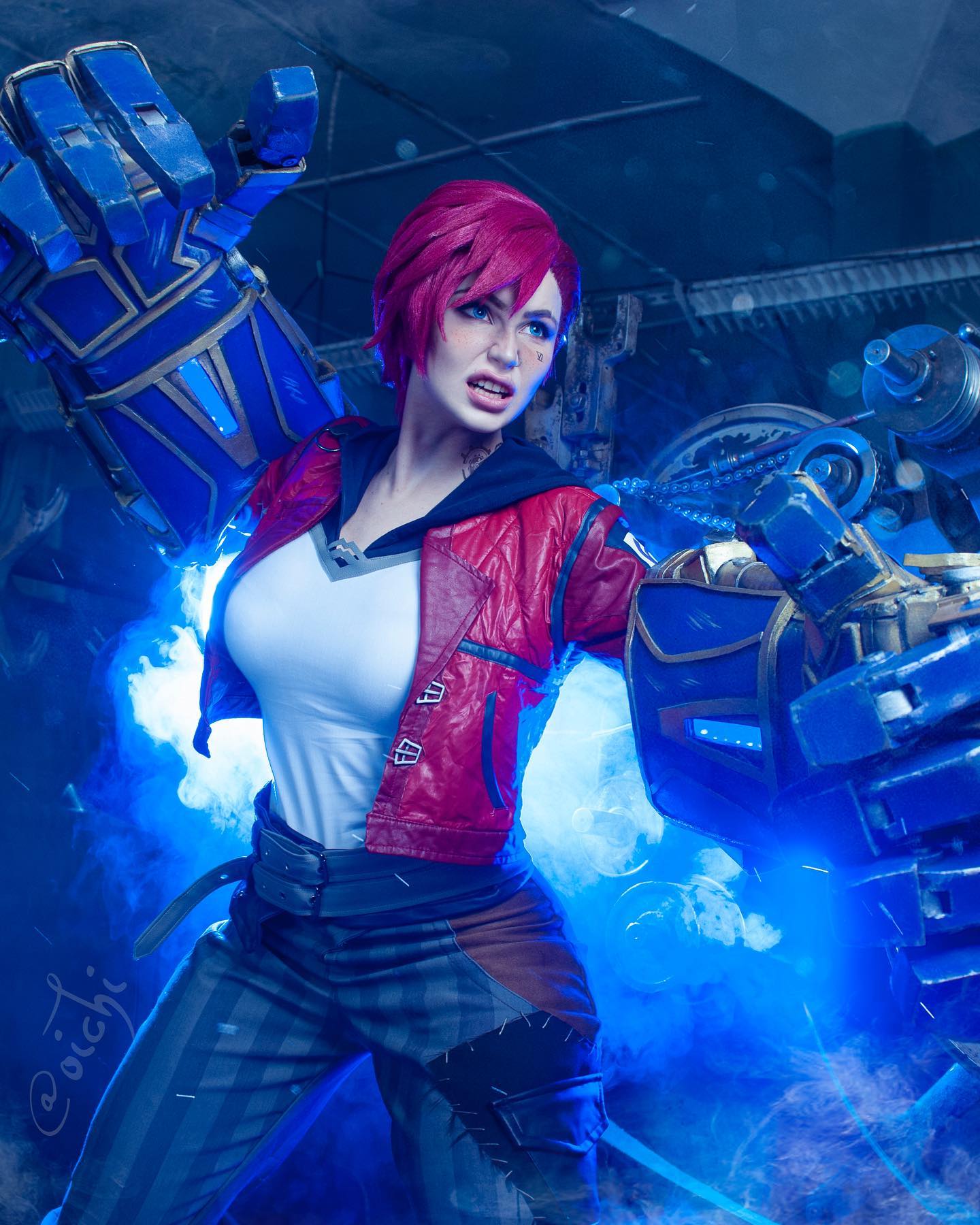 Косплей грозной Vi из League Of Legends и Arcane от Oichi 3