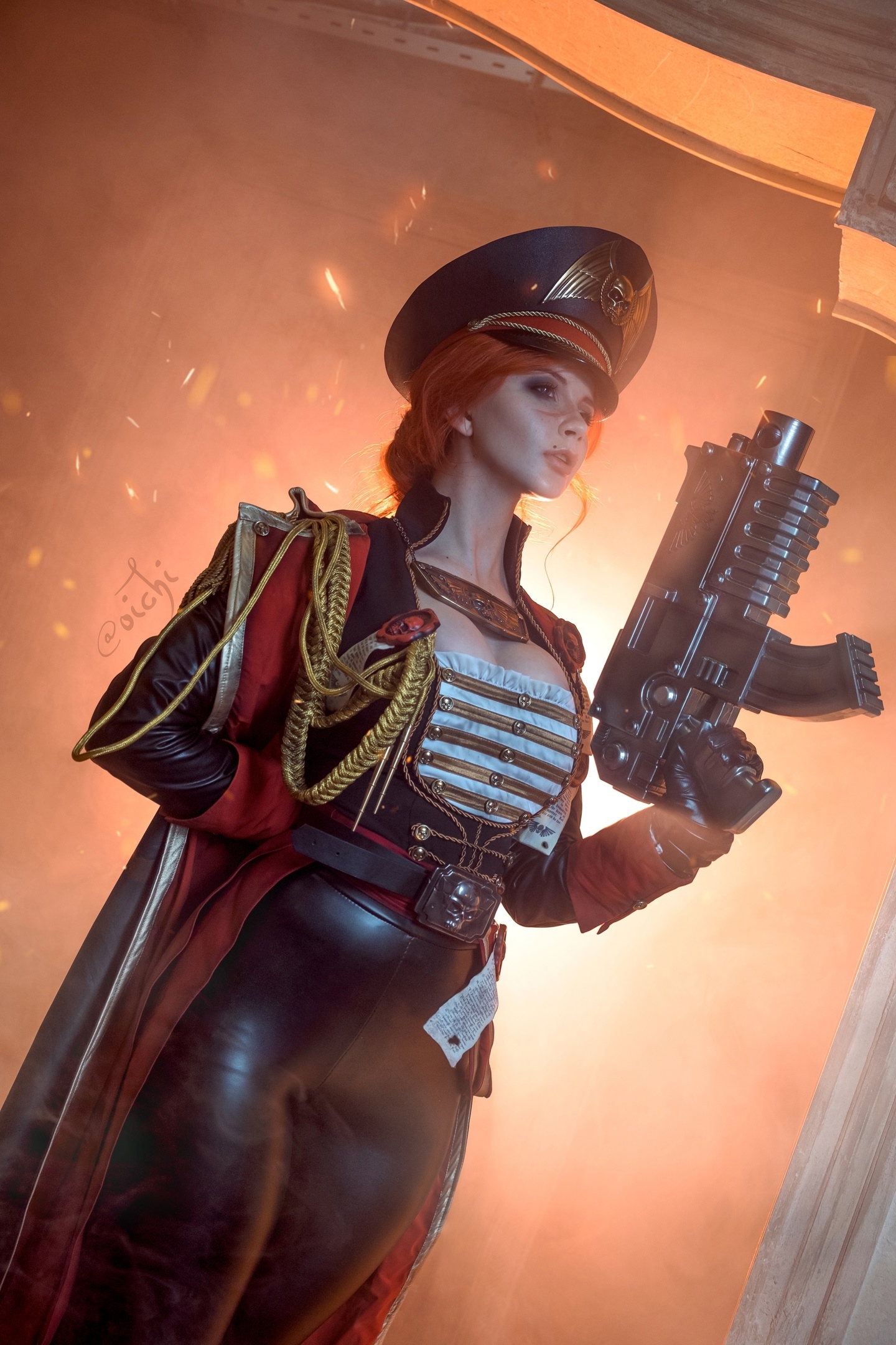 Косплей имперской комиссарки Severina Raine из вселенной Warhammer 40k от Oichi Chan 3