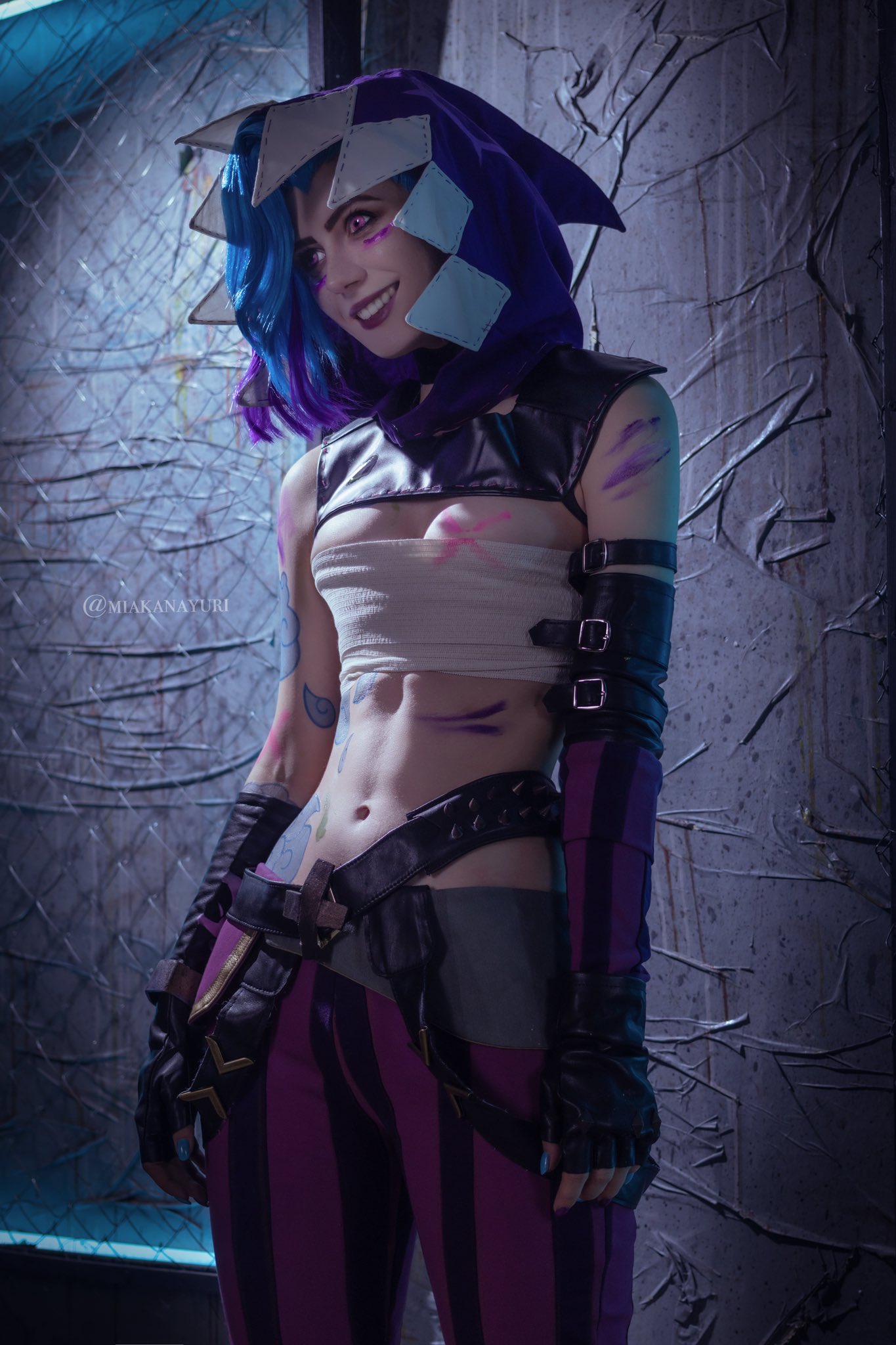 Косплей изобретательной Jinx из League Of Legends и Arcane от Mik Allen 1