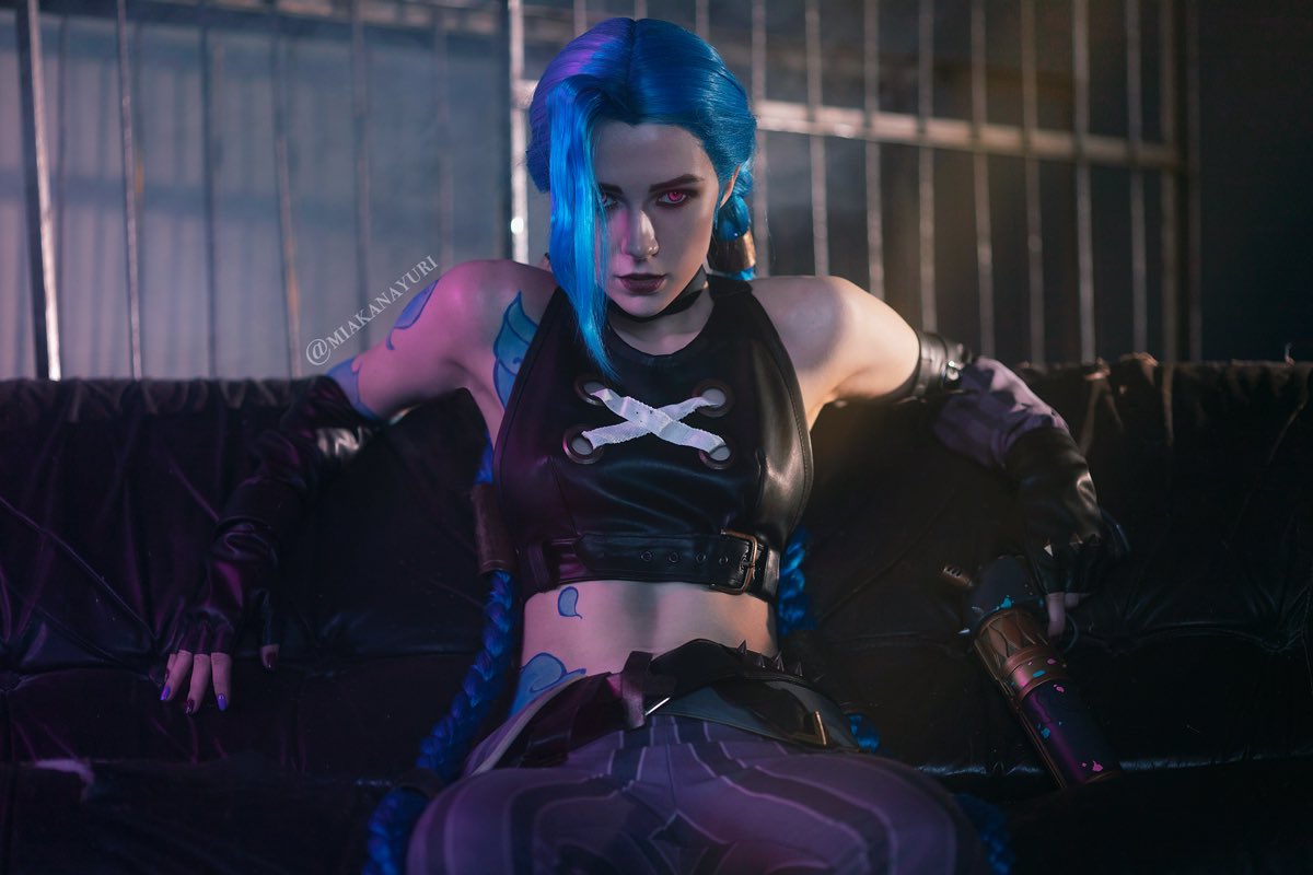 Косплей изобретательной Jinx из League Of Legends и Arcane от Mik Allen 10