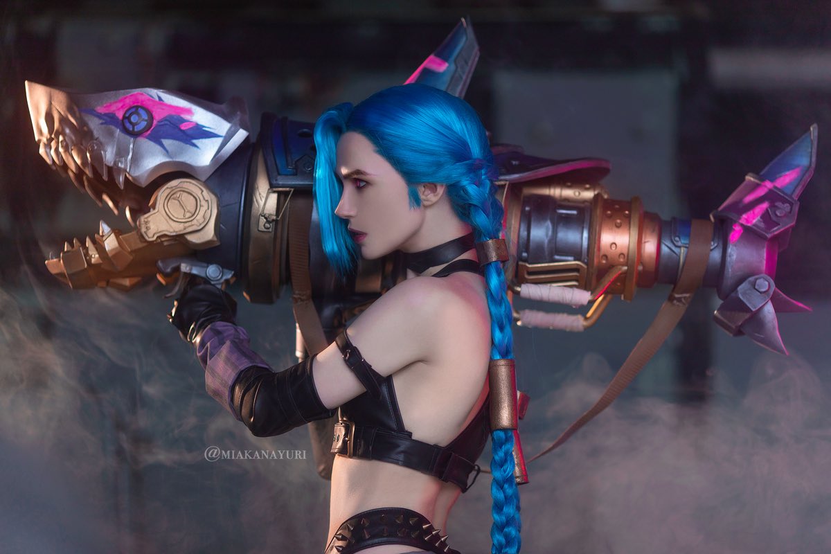 Косплей изобретательной Jinx из League Of Legends и Arcane от Mik Allen 11