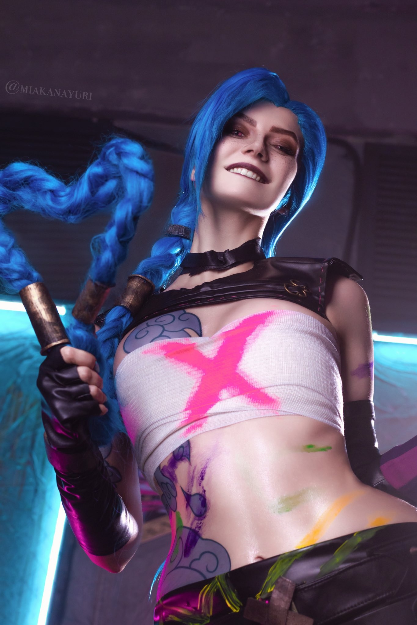Косплей изобретательной Jinx из League Of Legends и Arcane от Mik Allen 2
