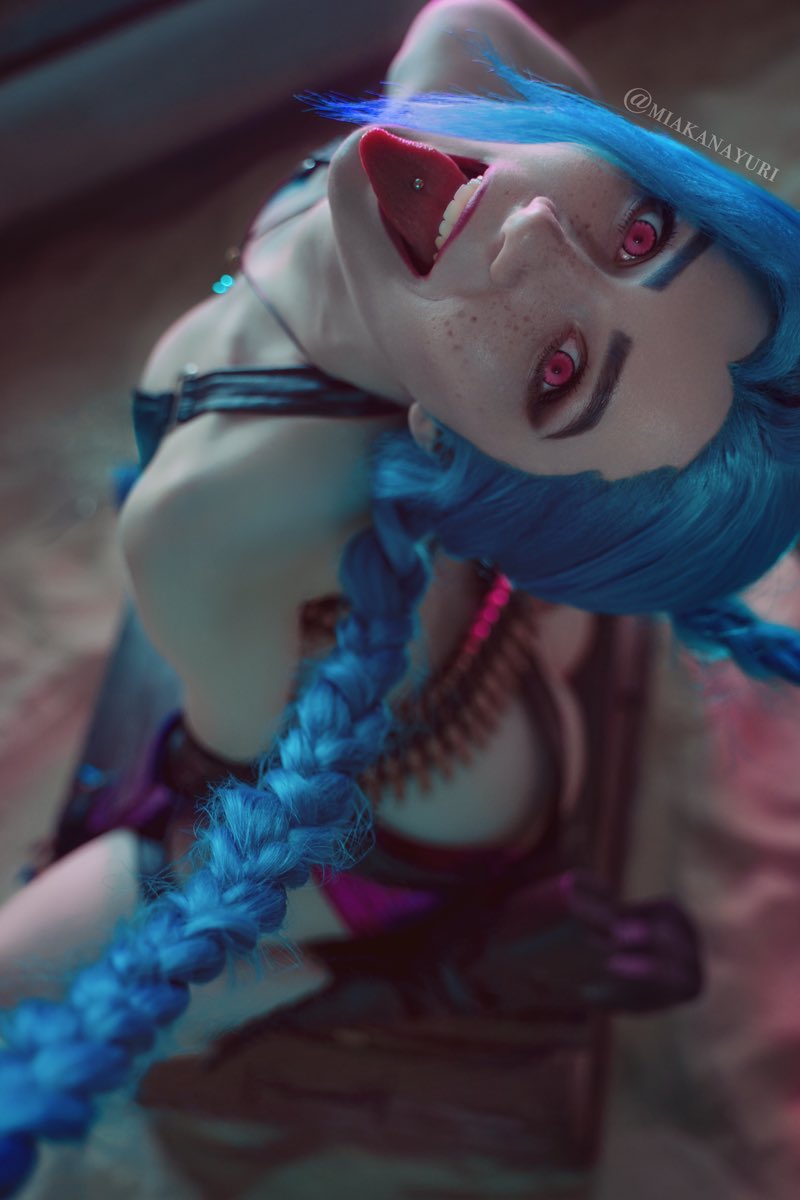 Косплей изобретательной Jinx из League Of Legends и Arcane от Mik Allen 7