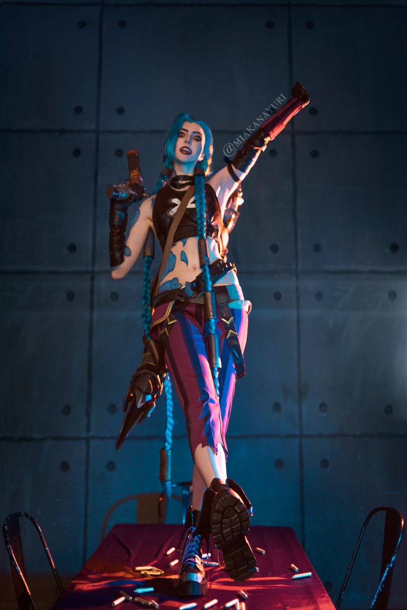 Косплей изобретательной Jinx из League Of Legends и Arcane от Mik Allen 8