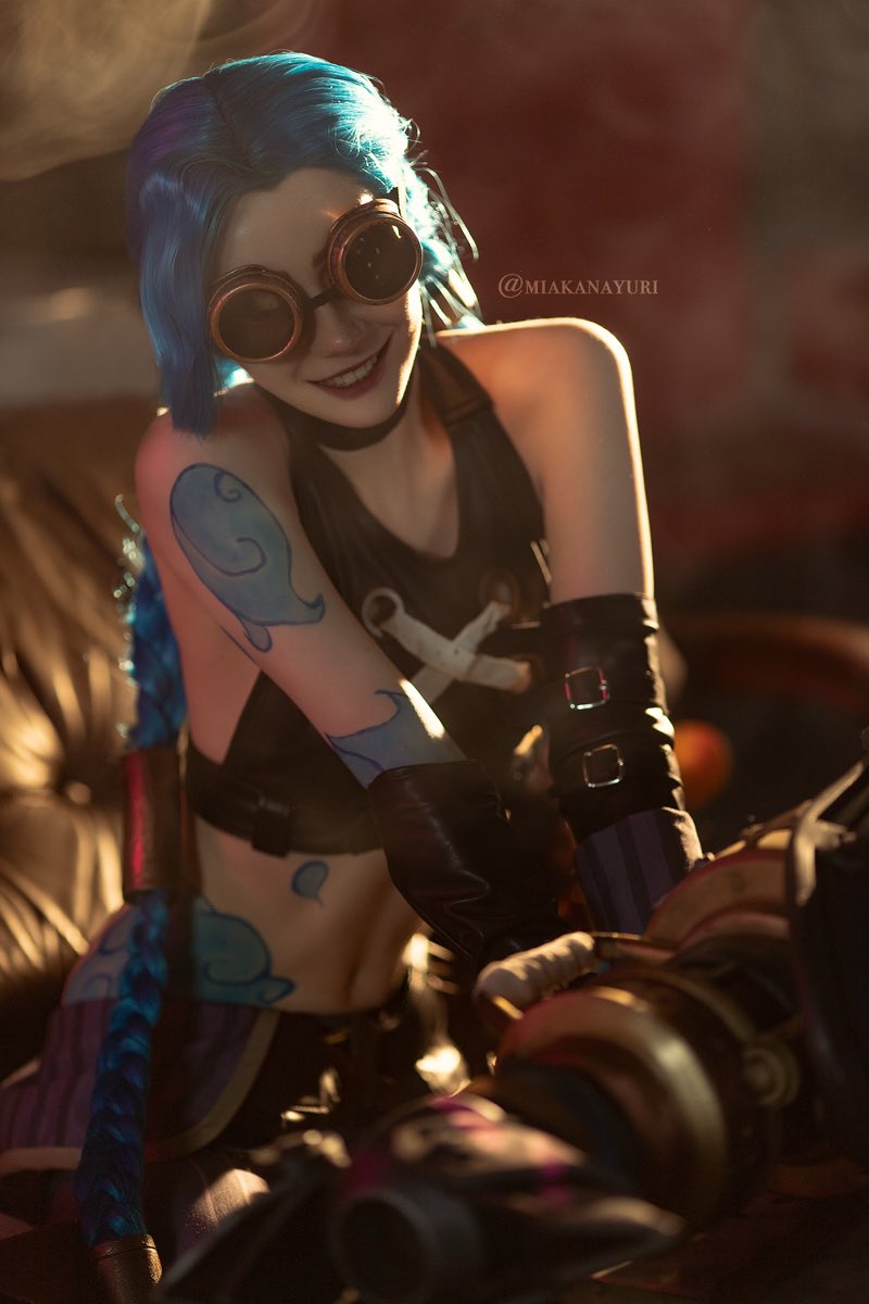 Косплей изобретательной Jinx из League Of Legends и Arcane от Mik Allen 9