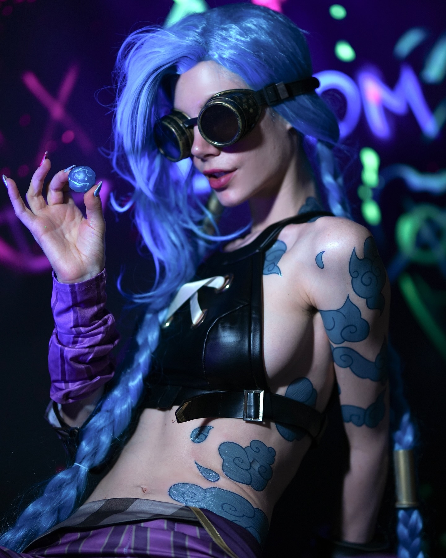 Косплей известной преступницы Jinx (при рождении powder) из Arcane и League Of Legends от Fetching Butterflies 1