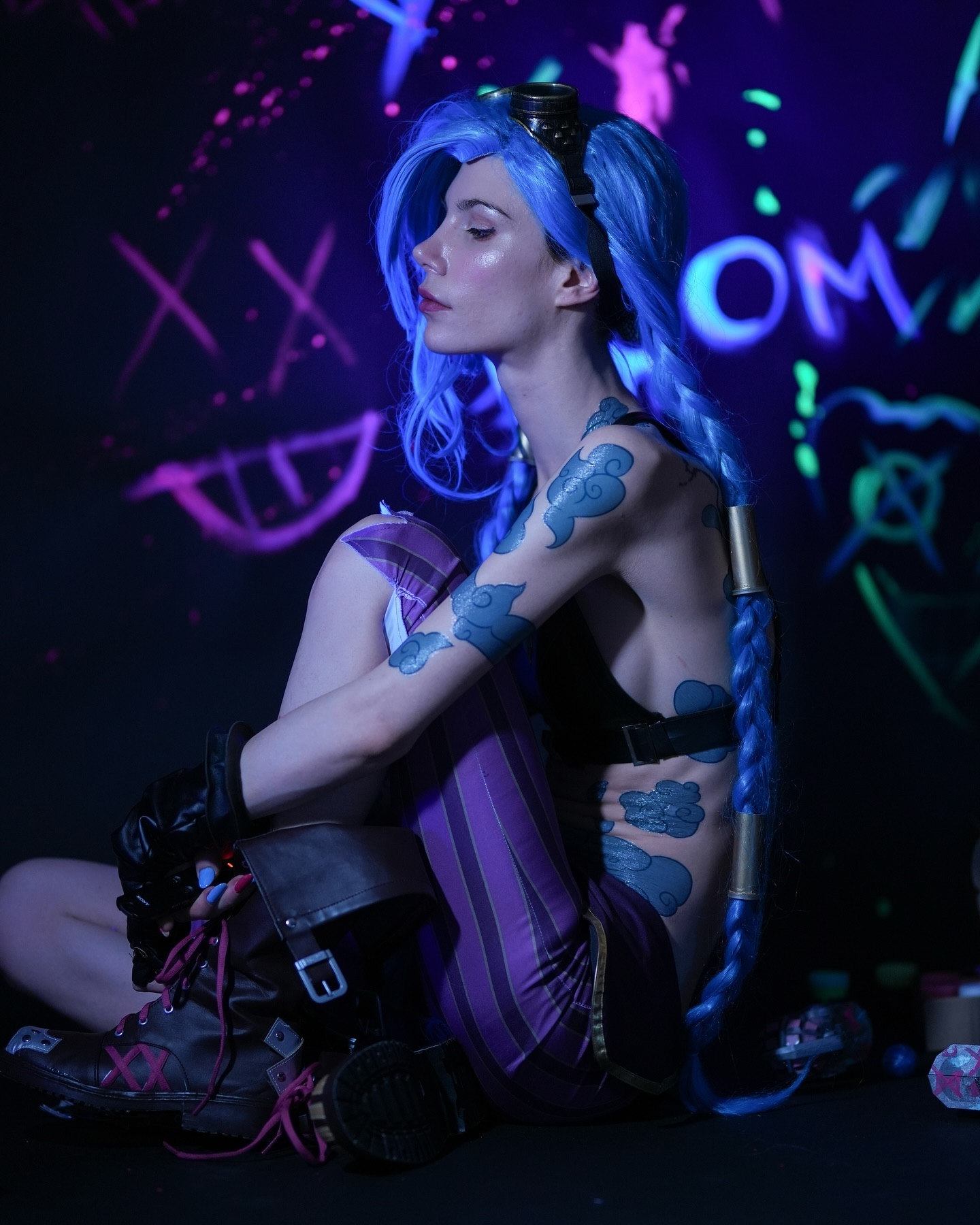 Косплей известной преступницы Jinx (при рождении powder) из Arcane и League Of Legends от Fetching Butterflies 6