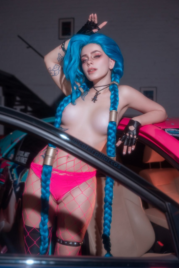 Косплей криминальной Jinx из Arcane и League Of Legends от Caterpillar