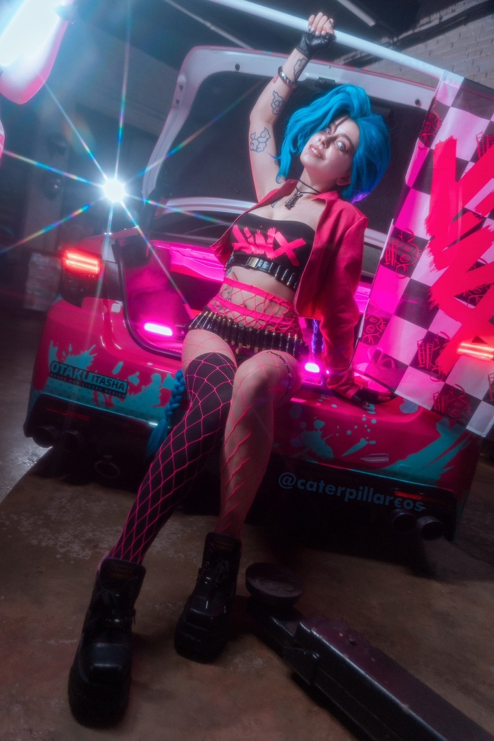 Косплей криминальной Jinx из Arcane и League Of Legends от Caterpillar 2