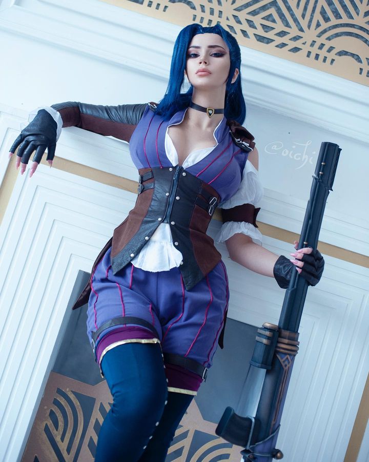 Косплей миротворки Caitlyn Kiramman из Arcane и League Of Legends от Oichi Chan 1