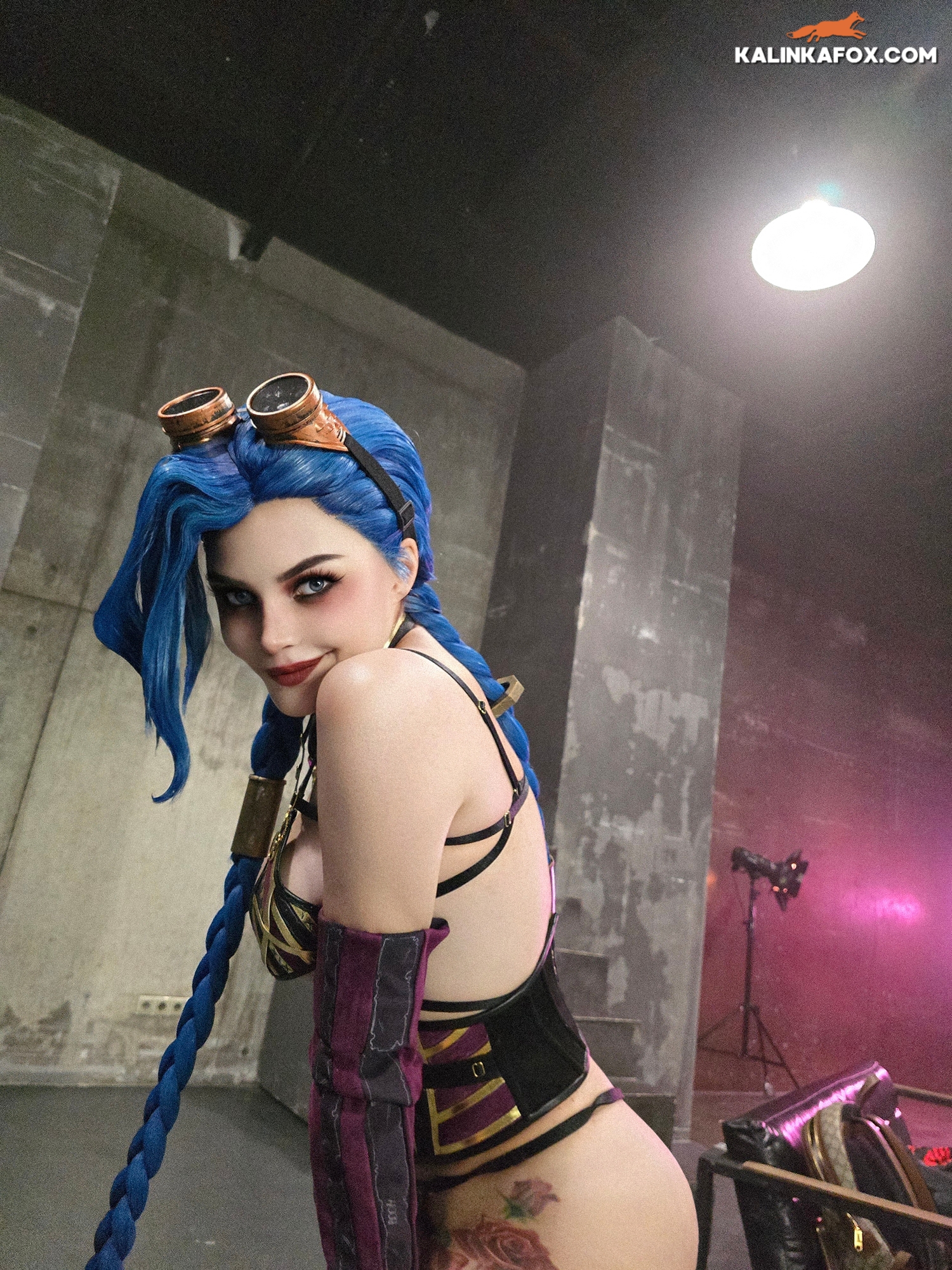 Косплей Паудер которая Jinx из League Of Legends и Arcane от Kalinka Fox 9