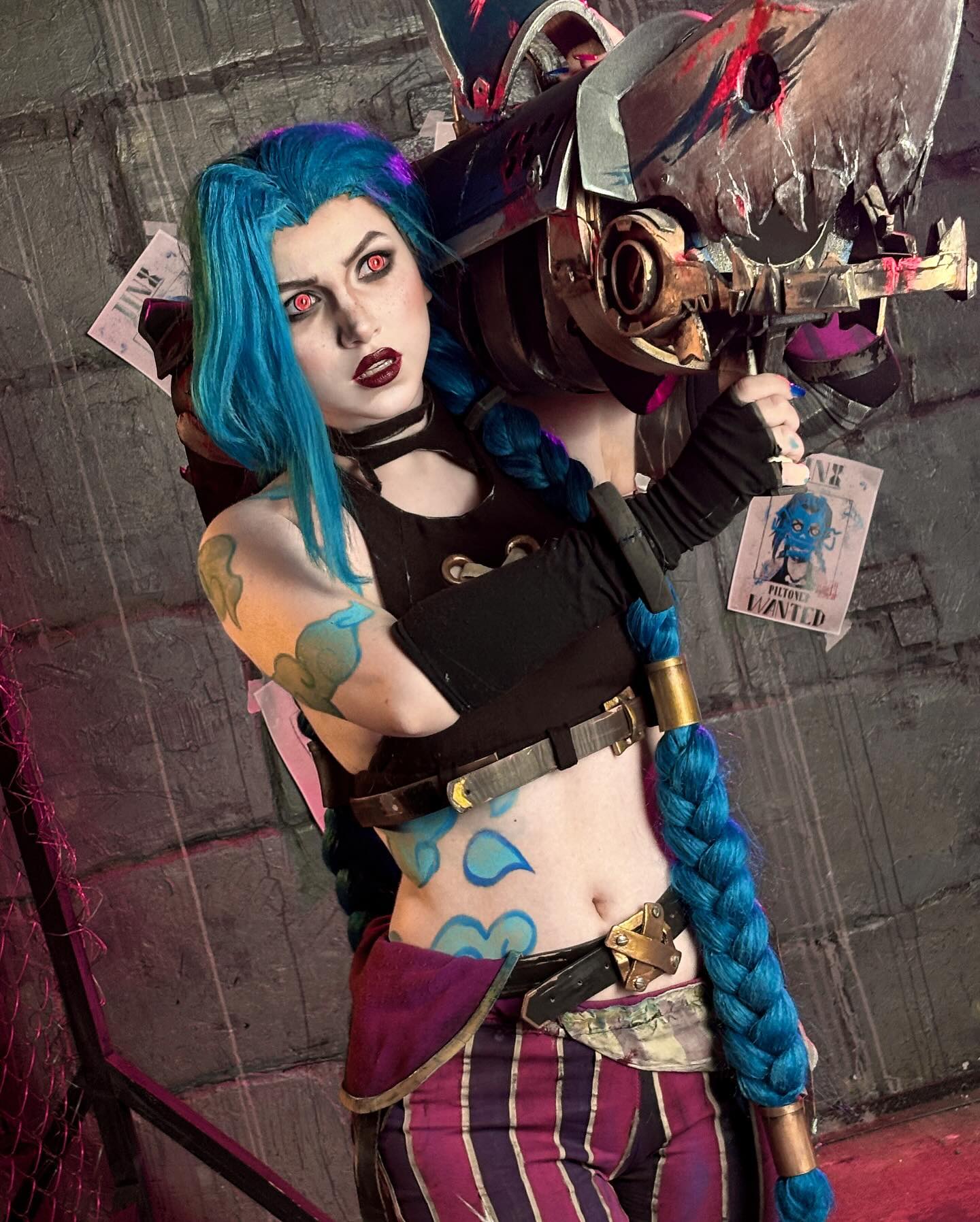 Косплей героини Зауна Jinx так же известной как Паудер из League Of Legends и Arcane от Ulichan 3
