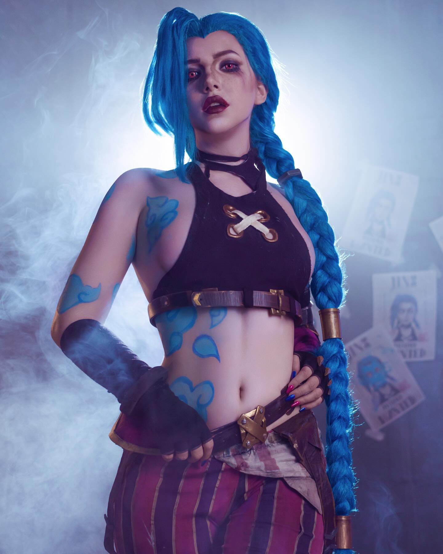 Косплей героини Зауна Jinx так же известной как Паудер из League Of Legends и Arcane от Ulichan 4