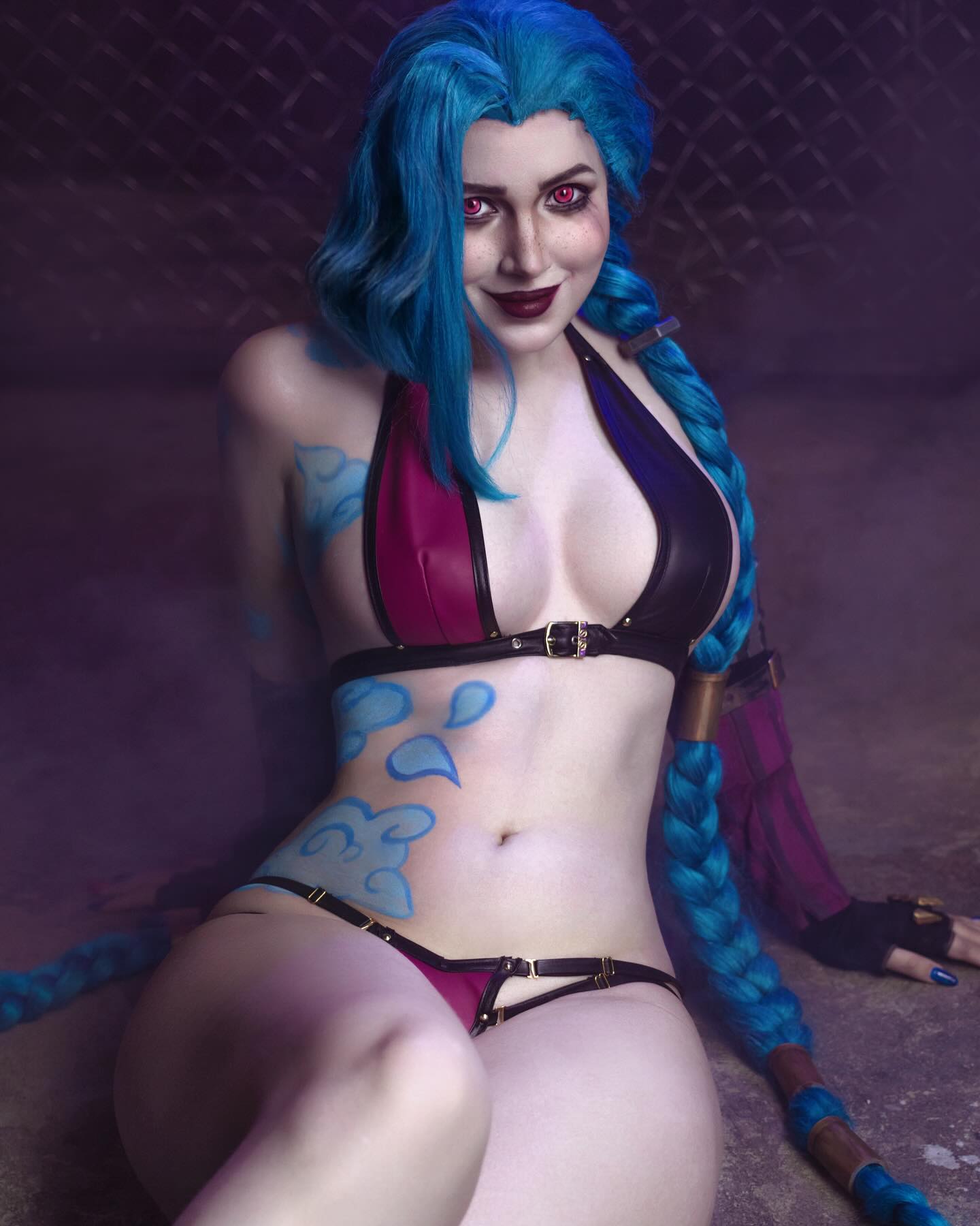 Косплей героини Зауна Jinx так же известной как Паудер из League Of Legends и Arcane от Ulichan 8