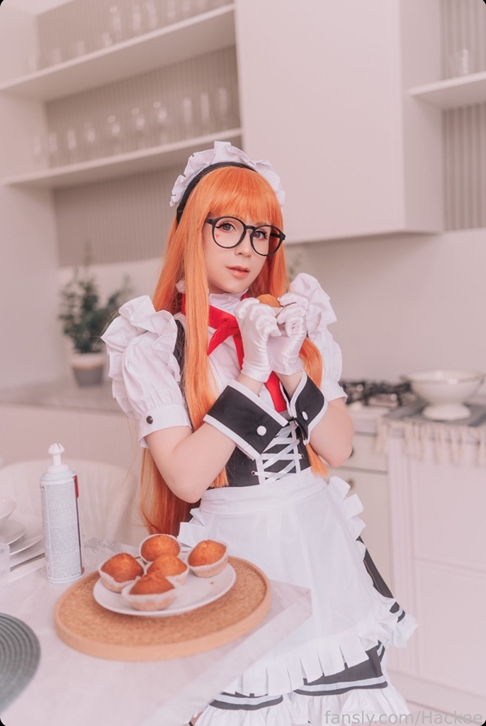 Косплей навигаторки Futaba Sakura в образе горничной из Persona 5 от Hackee 1