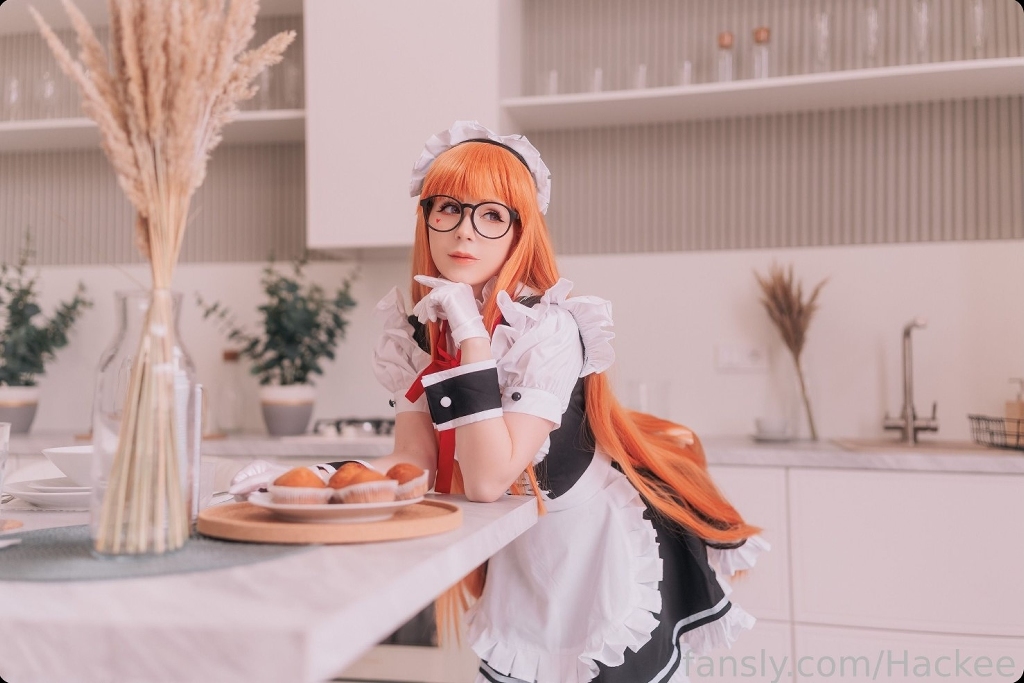 Косплей навигаторки Futaba Sakura в образе горничной из Persona 5 от Hackee 2