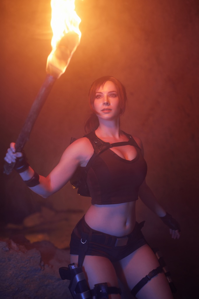 Косплей расхитительницы гробниц Lara Croft из собственно серии Tomb Raider от Enji Night 13