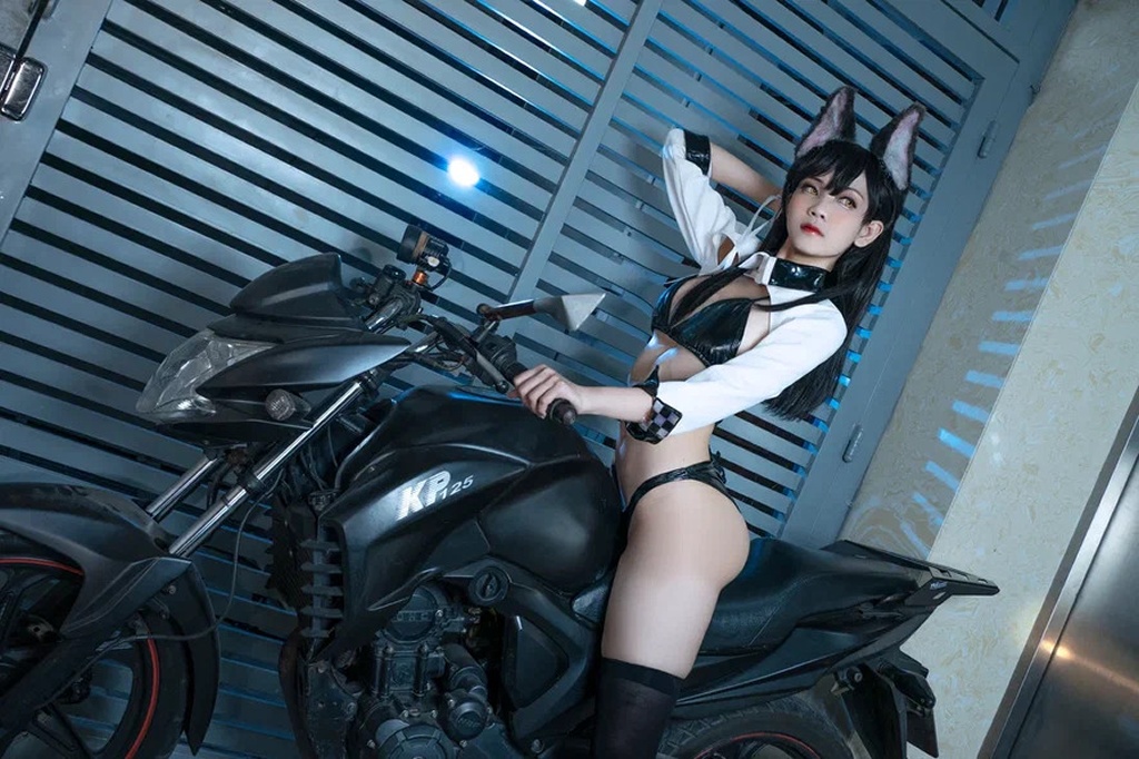 Косплей тяжёлого крейсера Atago в скине Race Queen из Azur Lane от Hiino 3