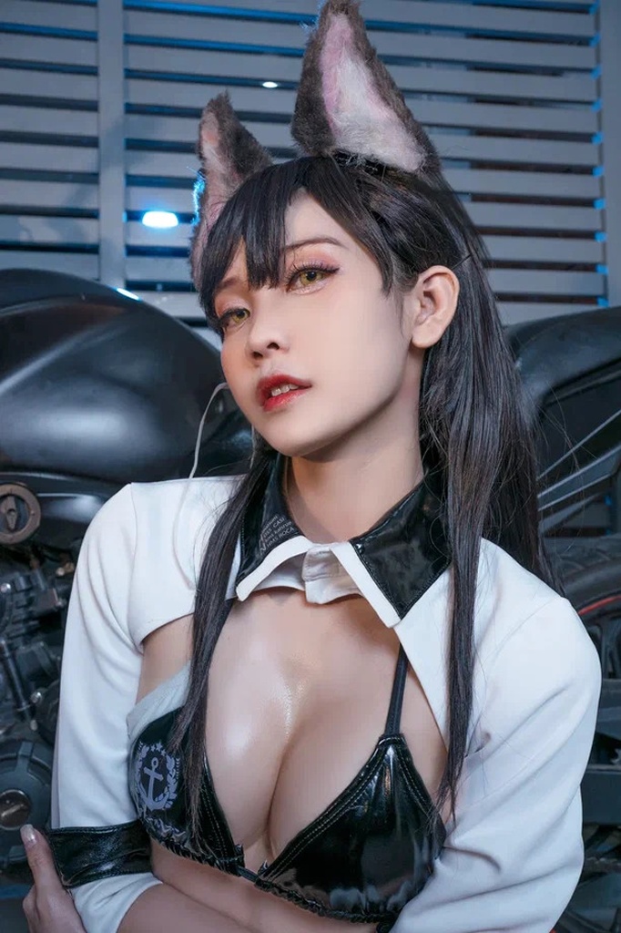 Косплей тяжёлого крейсера Atago в скине Race Queen из Azur Lane от Hiino 9