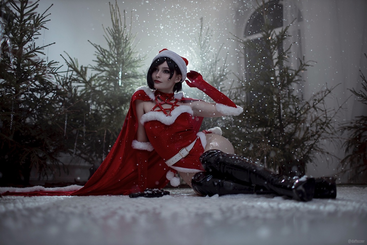 Рождественский косплей Ada Wong из серии Resident Evil от Cosniks 10