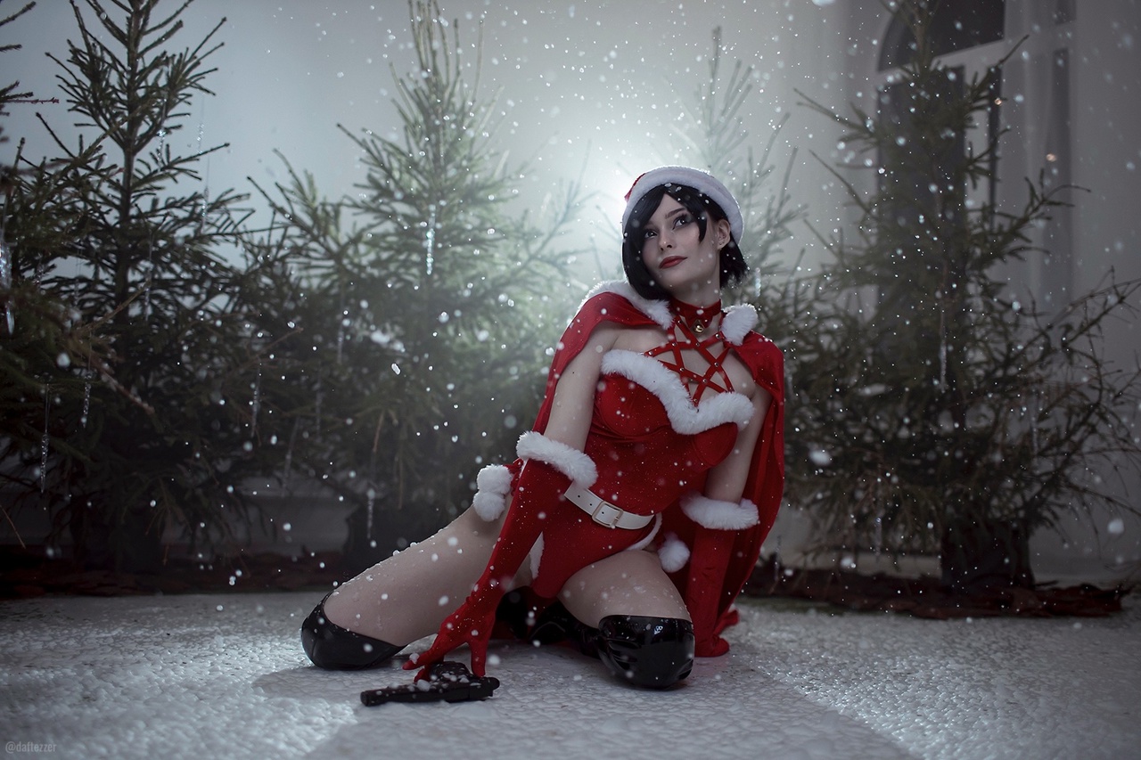 Рождественский косплей Ada Wong из серии Resident Evil от Cosniks 11
