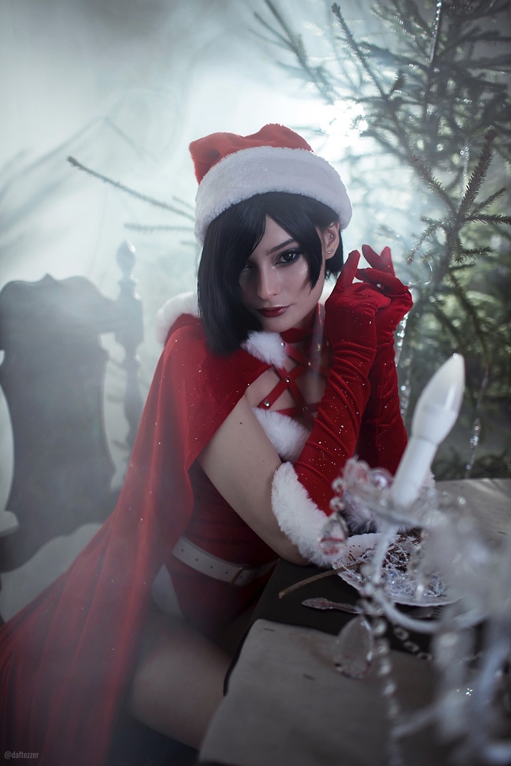 Рождественский косплей Ada Wong из серии Resident Evil от Cosniks 2