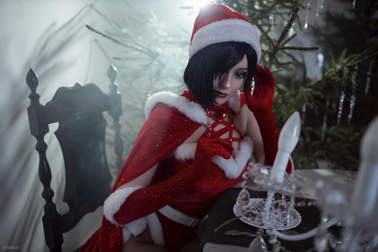 Рождественский косплей Ada Wong из серии Resident Evil от Cosniks 4