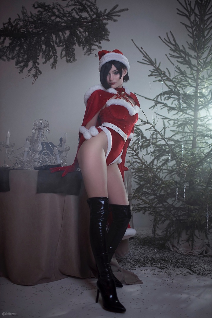 Рождественский косплей Ada Wong из серии Resident Evil от Cosniks 6