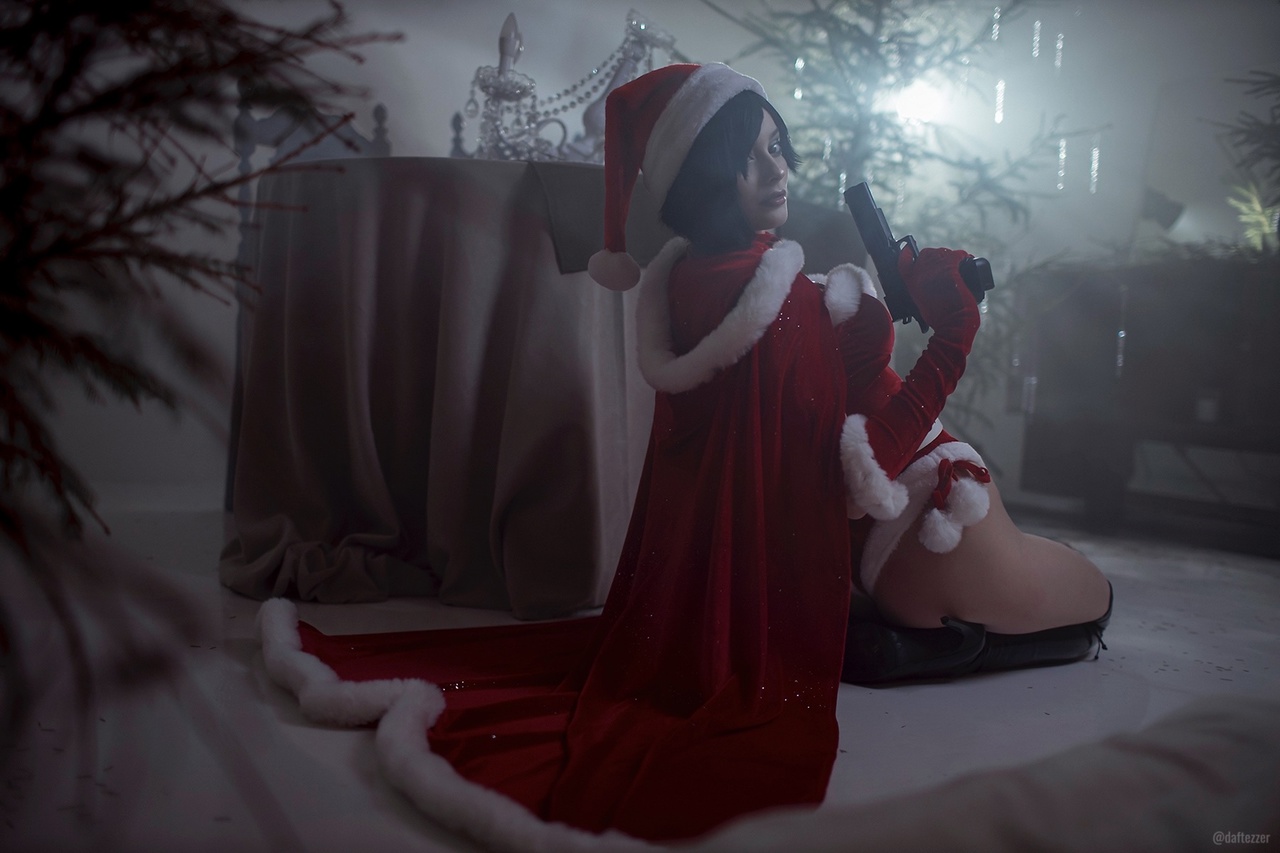 Рождественский косплей Ada Wong из серии Resident Evil от Cosniks 7