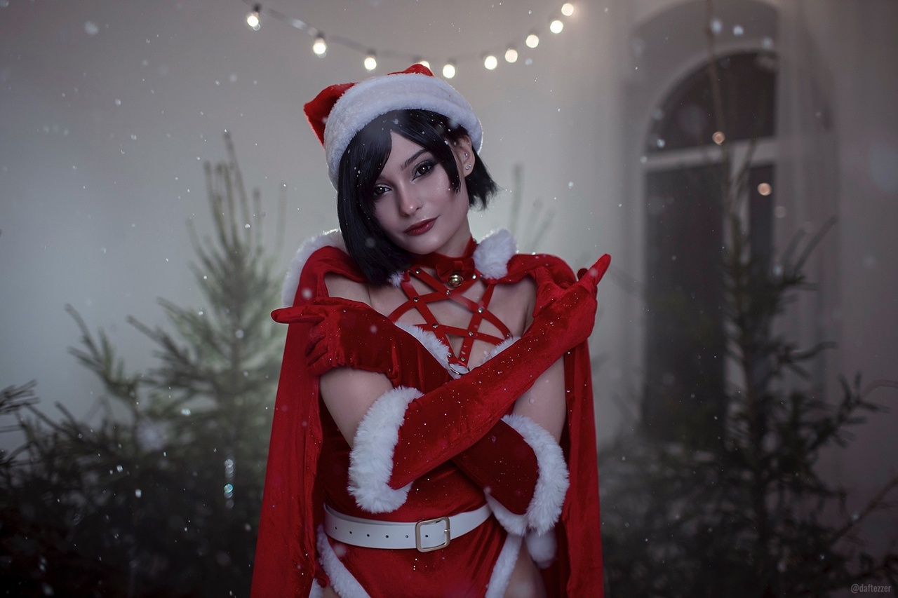 Рождественский косплей Ada Wong из серии Resident Evil от Cosniks 9